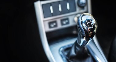 Dişli kolu. Manuel Şanzıman. C vites kayması üzerinde el