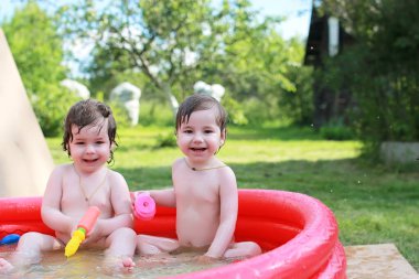 küçük çocukların havuzda banyo