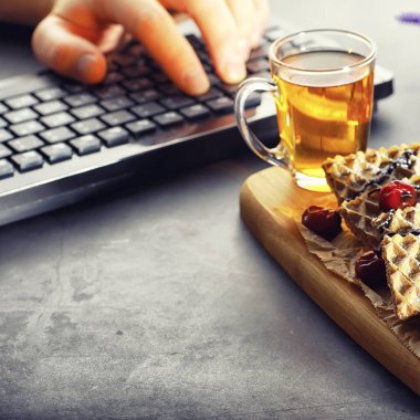 İş yerinde çay için waffle ve çilek ile tatlı tatlı.