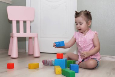 Bir katta bir odada oynayan genç çocuk