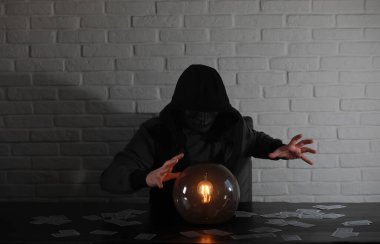 Bir fortune teller top olan bir adam