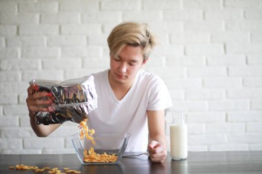 Kahvaltıda sütlü Mısır gevreği