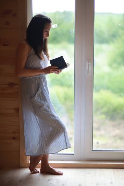 Evde veznedeki kıza