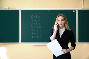 Genç öğretmen okul sınıf