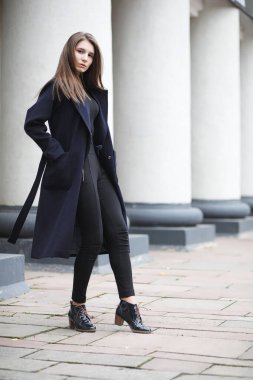 İş merkezinde paltolu güzel kız 
