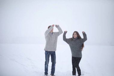 aşıklar bir tarihte kış öğleden sonra kar kar fırtınası çifti