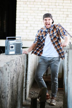 Bir sakallı bir genç adamla