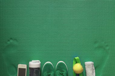 Yerde yoga pratiği yapmak için. Sağlıklı yaşam tarzı.