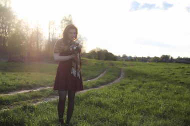 Parkta bir yürüyüş üzerinde şapkalı bir kız. Bir kızla bir sepet yürüyüş