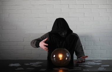 Bir fortune teller top olan bir adam