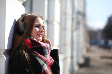 Güneşli havalarda bir yürüyüşte kız