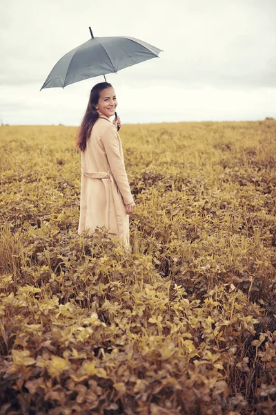 Jeune fille dans le parc d'automne — Photo