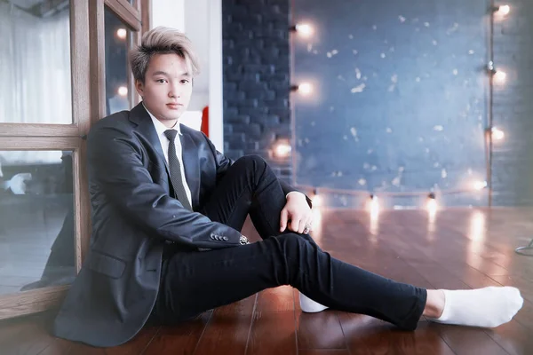 Jovem empresário asiático em camisa branca e gravata — Fotografia de Stock