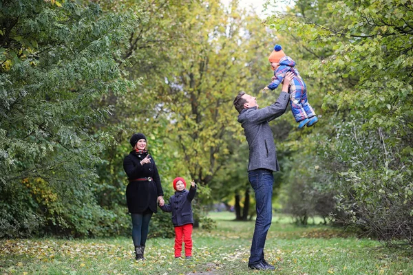 Giovane Famiglia Con Bambini Una Passeggiata Nel Parco Primavera — Foto Stock