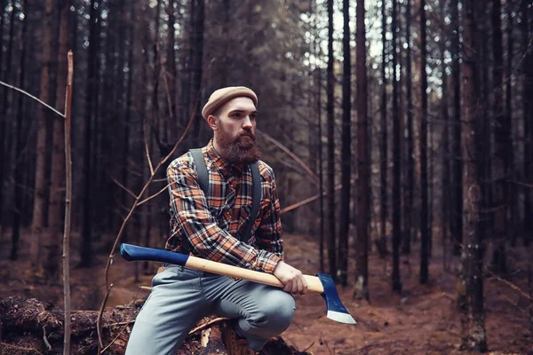 Autunno tempo piovoso e un giovane uomo con un ombrello — Foto Stock