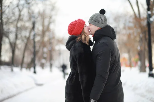 Giovane coppia a piedi attraverso l'inverno — Foto Stock