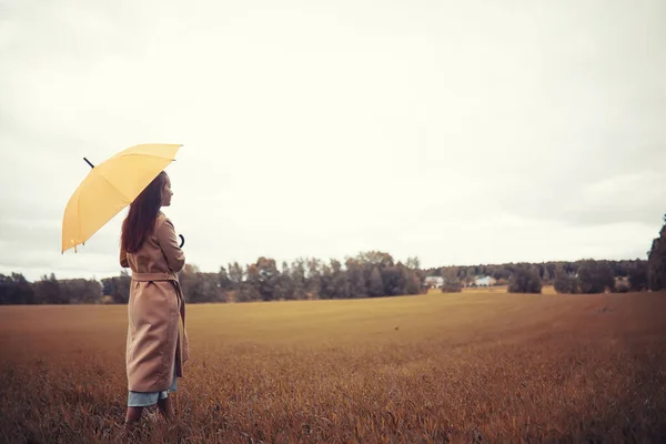 Ragazza nel parco autunnale — Foto Stock