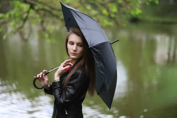 Young girl in a green park — Stock Photo, Image