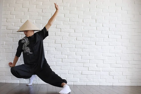 Азиатская молодая послушница на белой кирпичной стене — стоковое фото
