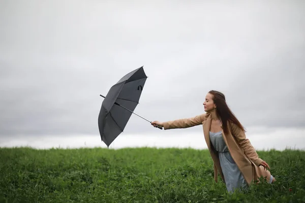 Young girl in a green park — Stock Photo, Image