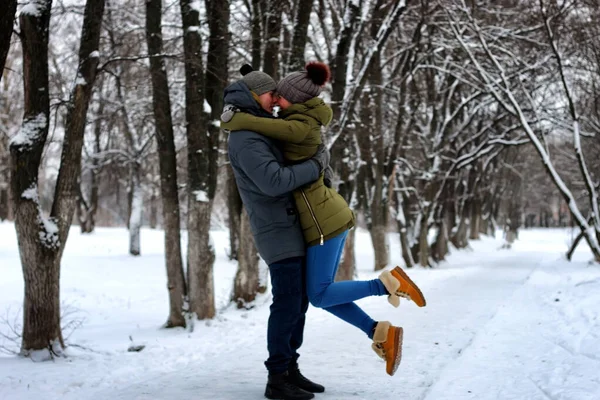 Пара гетеросексуальных улиц ходить зимой — стоковое фото