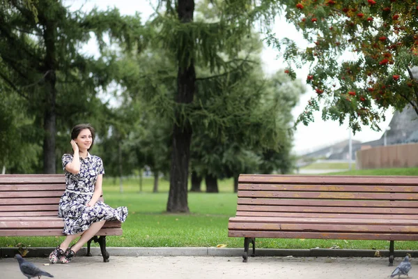 Hermosa chica en vestidos para un paseo — Foto de Stock