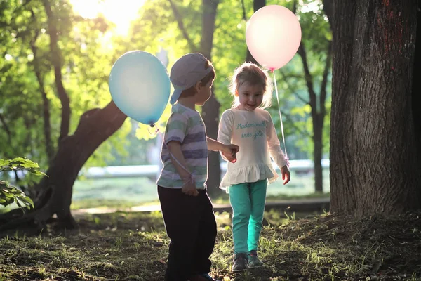 Los niños pequeños están caminando en un parque —  Fotos de Stock