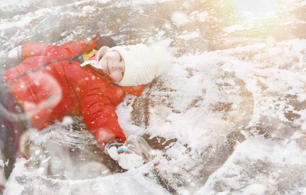 Дівчина Грає Вулиці Взимку Снігові Ігри Вулиці — стокове фото