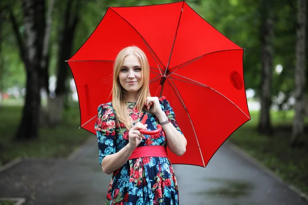 Mädchen auf der Straße mit einem Regenschirm — Stockfoto
