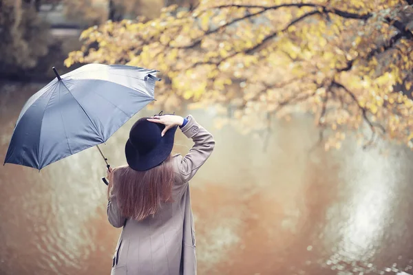 Autumn rainy weather and a young man with an umbrella — Stock Photo, Image