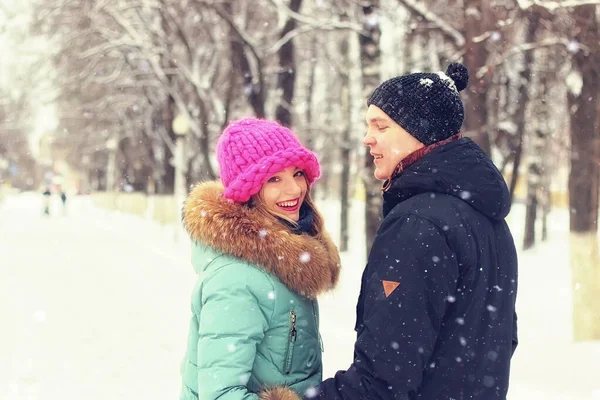 一对年轻夫妇在冬季公园散步 — 图库照片