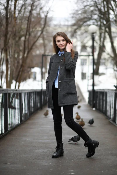 Giovane ragazza adulta in cappotto sulla strada — Foto Stock