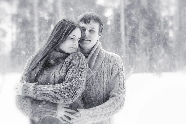 Una pareja cariñosa en un paseo de invierno. Hombre y mujer en una cita en el — Foto de Stock