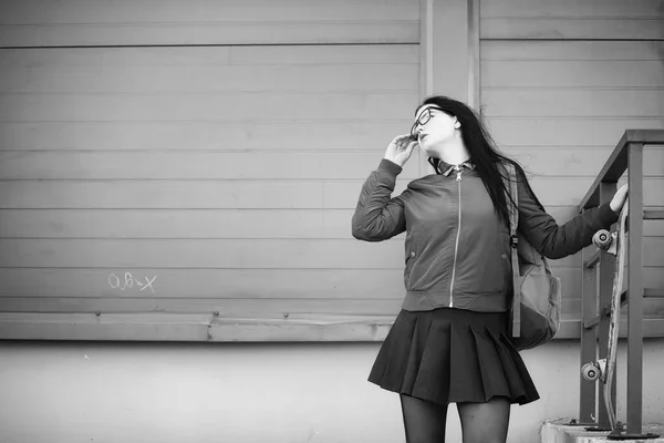 Uma jovem hipster está montando um skate. Meninas namoradas f — Fotografia de Stock