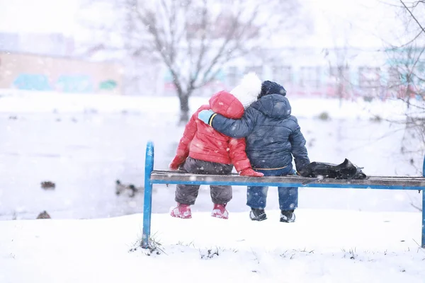 Gyerekek séta a parkban első hó — Stock Fotó