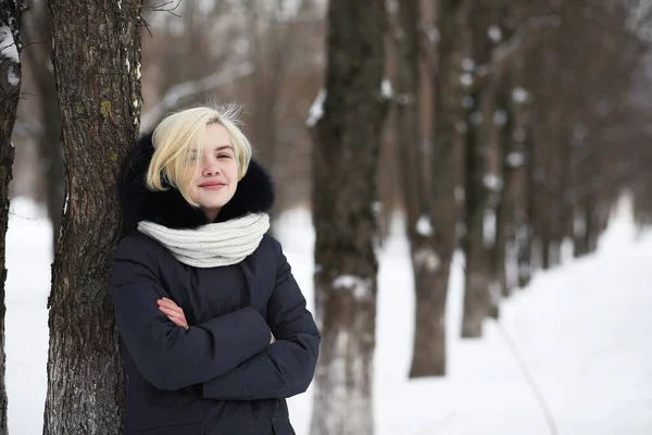 Genç Güzel Bir Kız Kış Parkurunda Yürüyüş Yapıyor — Stok fotoğraf