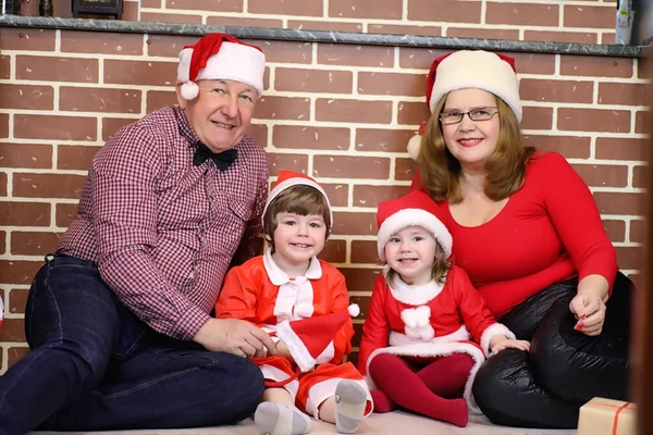 Santa Claus pár s dětmi — Stock fotografie