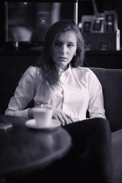 Una chica en un café está bebiendo café. Una mujer está desayunando —  Fotos de Stock