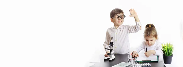 年轻的科学家化学家。医生、实验室助理. — 图库照片