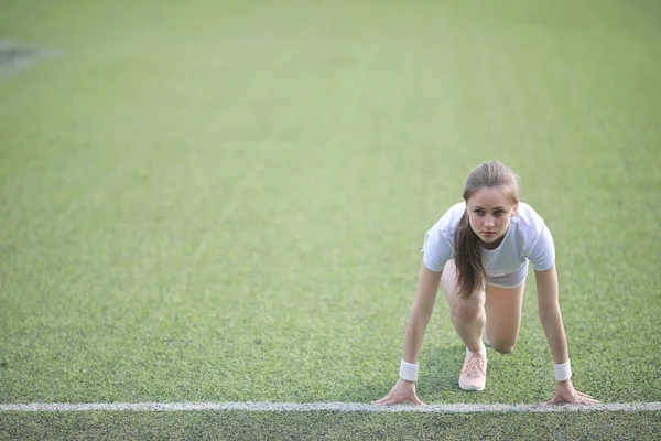 Dívka a sportovní životní styl dělá cvičení — Stock fotografie