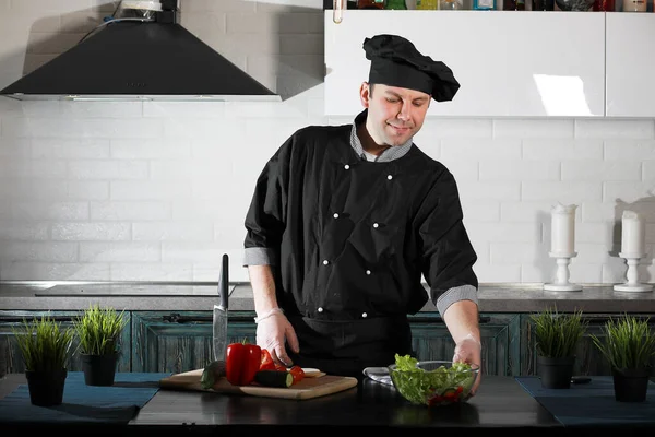 Homem cozinheiro preparar comida na cozinha de legumes — Fotografia de Stock