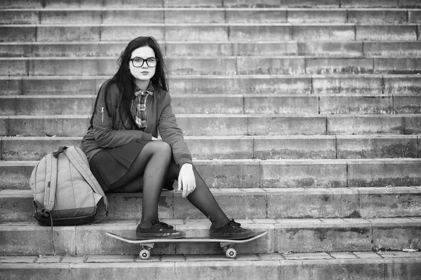 Ein junges Hipster-Mädchen fährt Skateboard. Mädchen Freundinnen f — Stockfoto