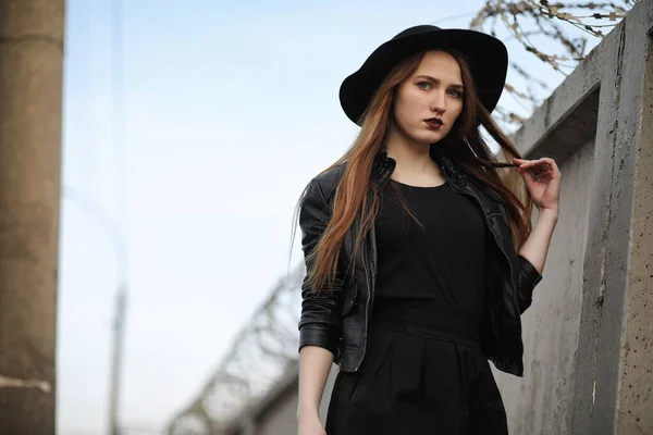 Молодая красивая девушка в шляпе и с темным макияжем снаружи. G — стоковое фото