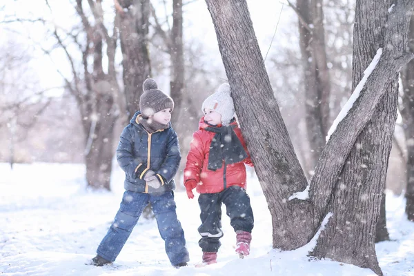 Copiii hrănesc păsările în parc — Fotografie, imagine de stoc