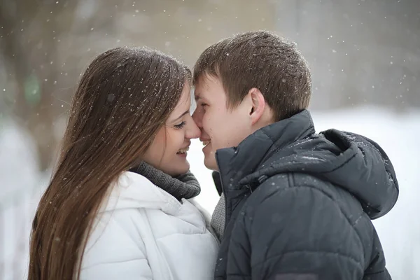 Pareja de amantes en una fecha tarde de invierno en una ventisca de nieve — Foto de Stock