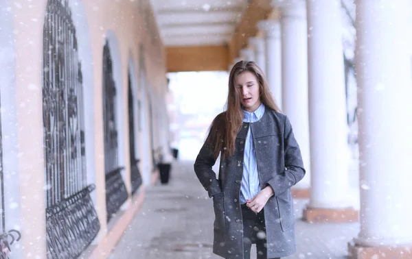 Молодая девушка на улице зимой. Модель девушки, позирующей на улице на w — стоковое фото