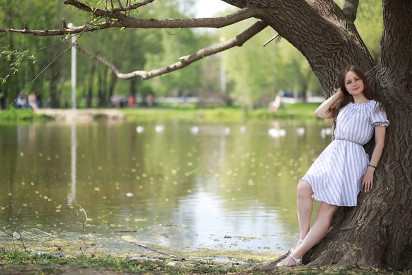 Una chica en un parque verde de primavera — Foto de Stock