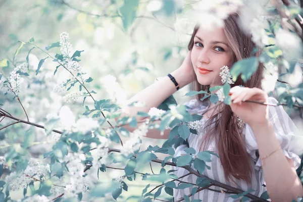 Una chica en un parque verde de primavera —  Fotos de Stock