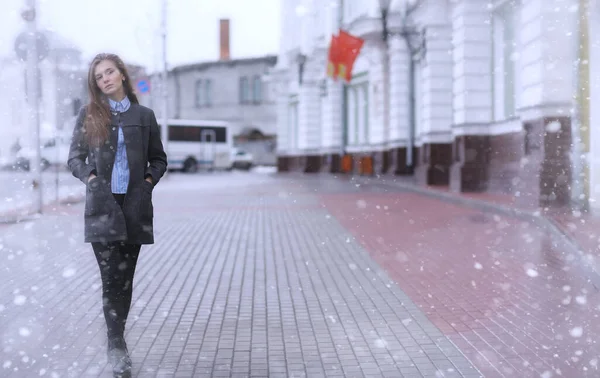 Jeune fille à l'extérieur en hiver. Modèle fille posant à l'extérieur sur un w — Photo