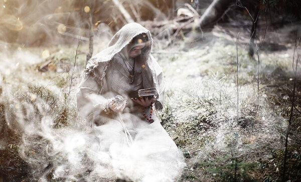 Волшебник-фея. Волшебник со стеклянной сферой, волшебное заклинание
 